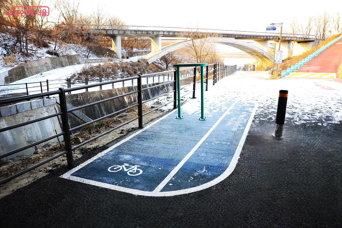 잠시 쉬었다 가는 라이더를 위한 자전거 휴식존 &copy;조수봉