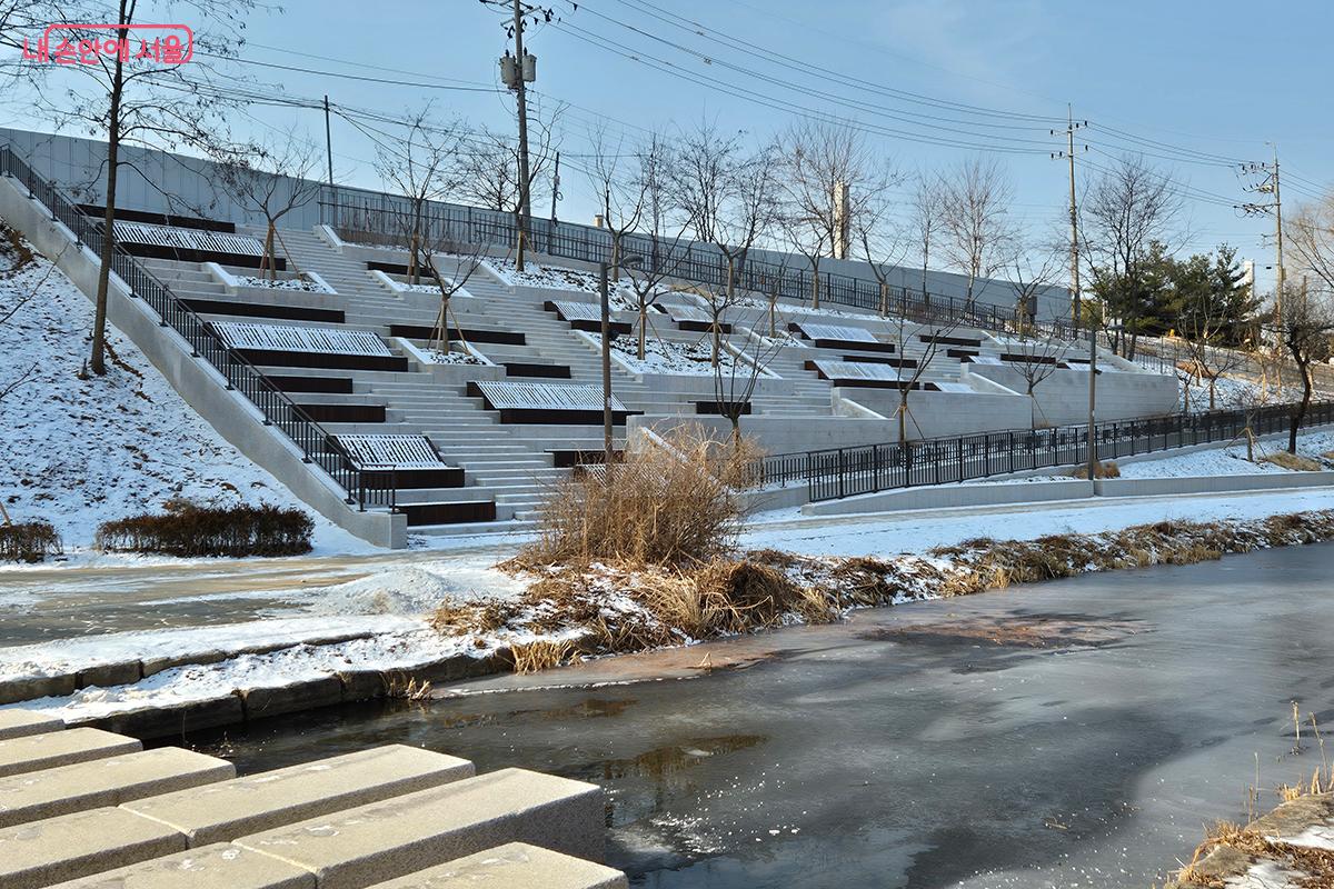 스탠드에 앉아 고덕천을 조망하는 여유를 즐기는 공간 '물멍 자리' ©백승훈