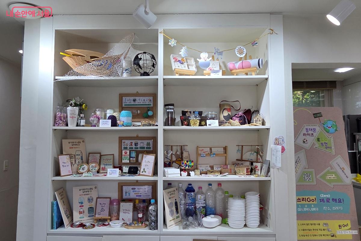 우유팩, 페트병, 자투리 천을 이용한 작품 등이 전시됐다. &copy;김미선