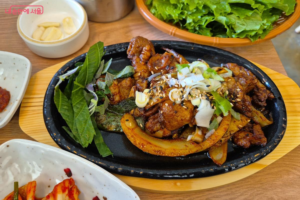 매콤한 양념과 어우러진 고기가 밥과 함께 먹기 좋은 조합이었다. &copy;송수연