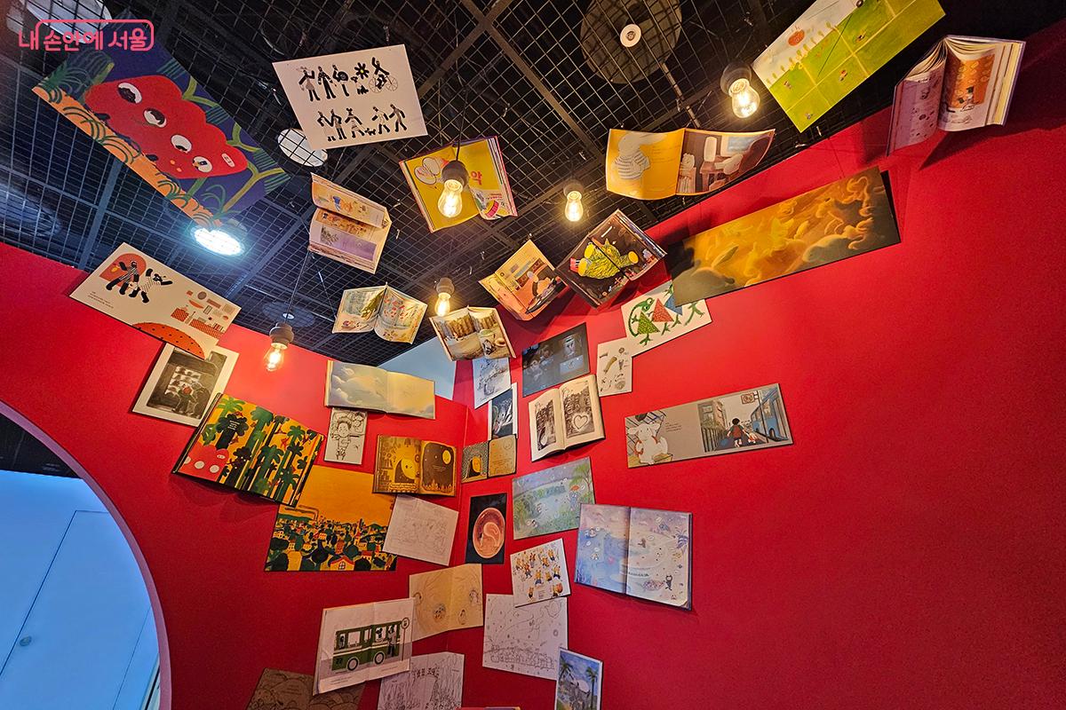 지하 1층에서 전시 중인 &lsquo;그림책 작업실: 엉뚱하고 기발한&rsquo; &copy;백승훈