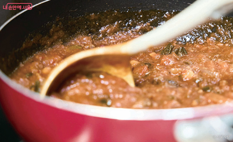 각종 채소와 고기를 넣어 뭉근하게 끓여낸 칠리 수프.
