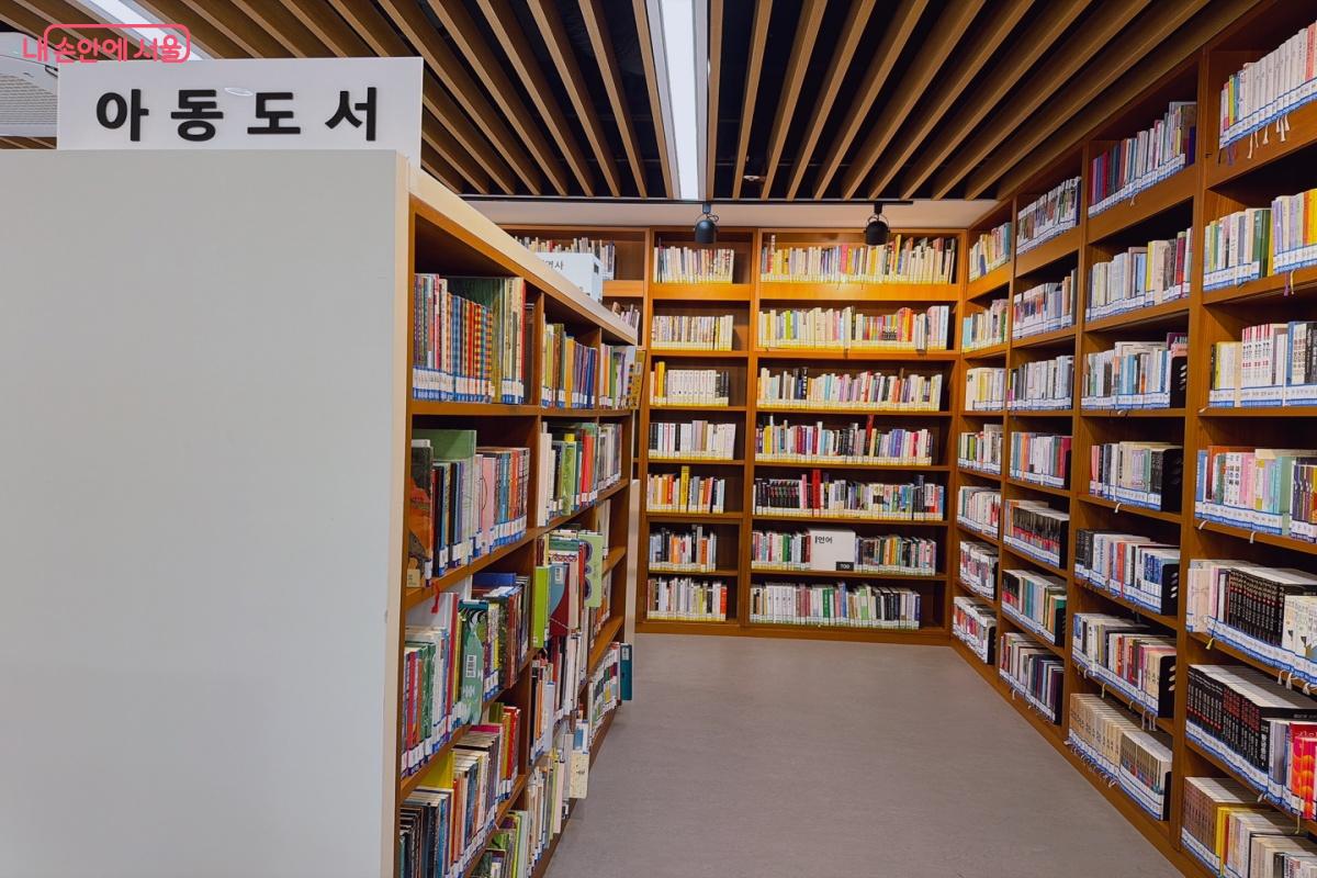 초등학생들이 좋아할 만한 책들이 가득한 아동도서 코너 &copy;노윤지