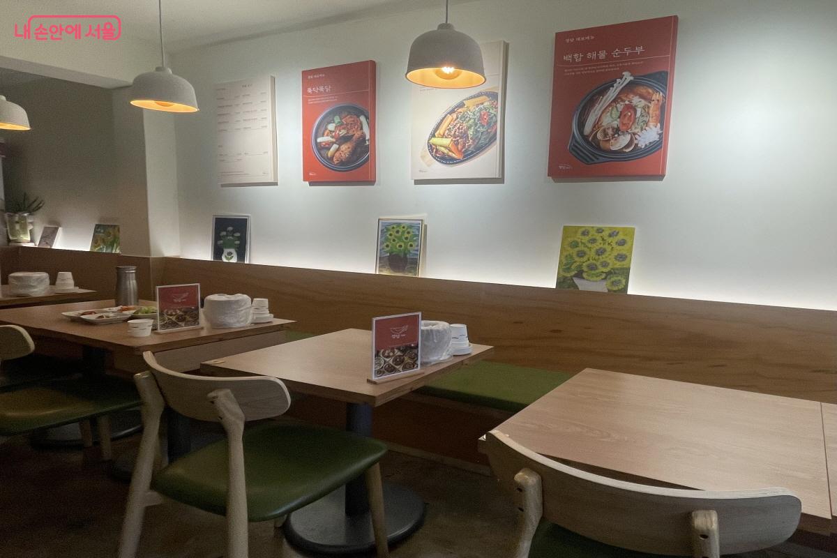 개업 축하와 번창의 염원을 담은 소품들로 꾸민 식당 내부 &copy;이정민