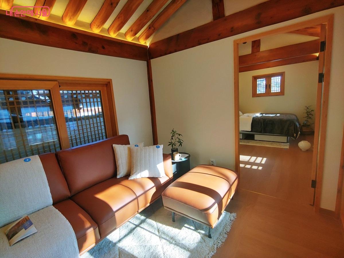 한옥과 비한옥이 결합된 독특한 도시한옥 형태인 '미리내집 연계형 공공한옥' 1호 내부 &copy;엄윤주