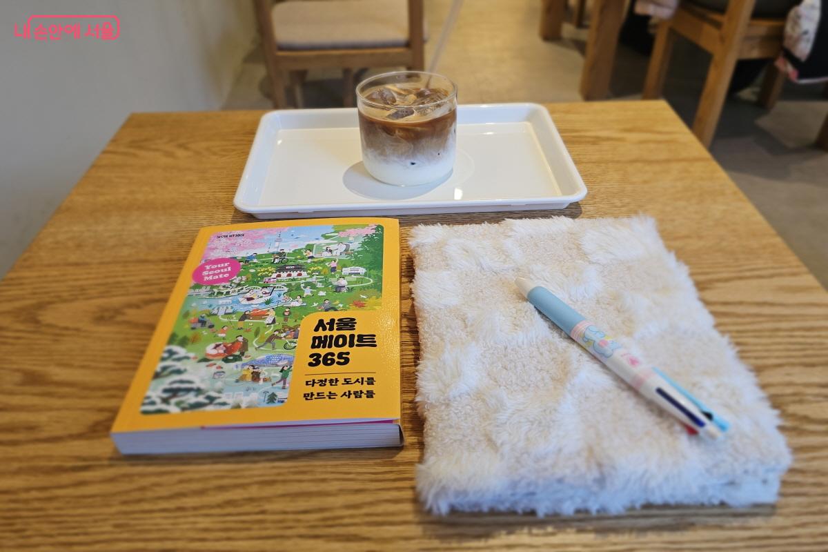 책을 훑어보다가 내용에 매료되어 결국 구매를 결정했다. &copy;염지연