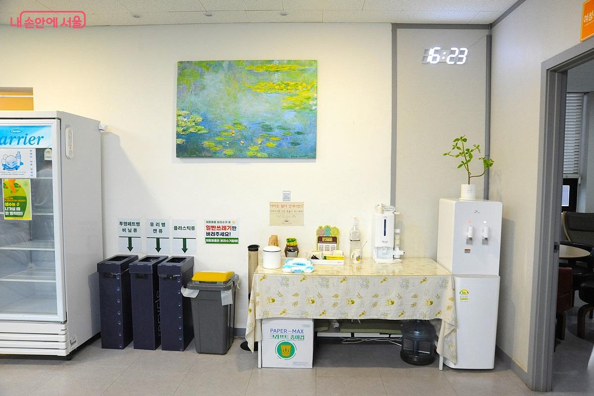 쉼터에서는 차와 음료수 등을 무료로 이용할 수 있다. &copy;조수봉