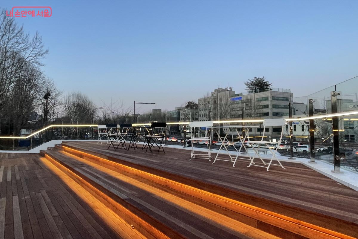 야간 조명 덕분에 깊어진 분위기의 소원카페 루프탑
