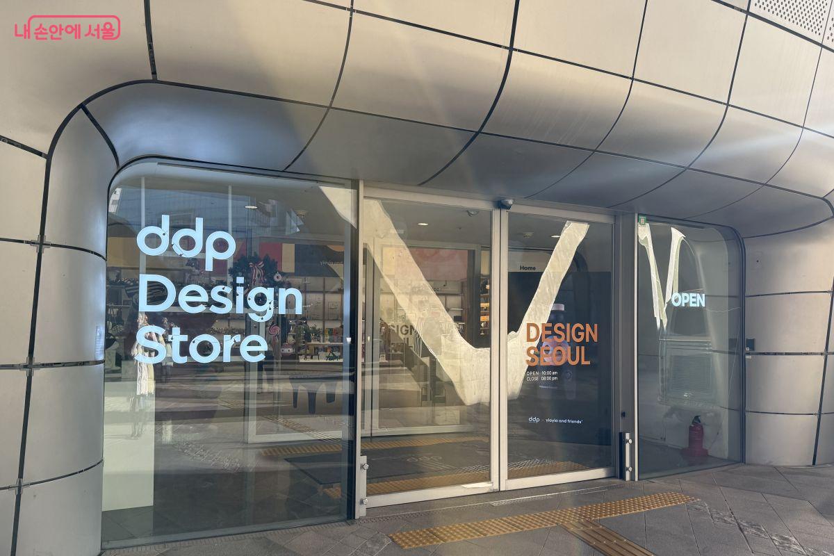 &lsquo;서울플래너 2026&rsquo;를 판매 중인 DDP 디자인스토어. DDP 디자인랩 지하 2층에 위치해 있다. &copy;황수민