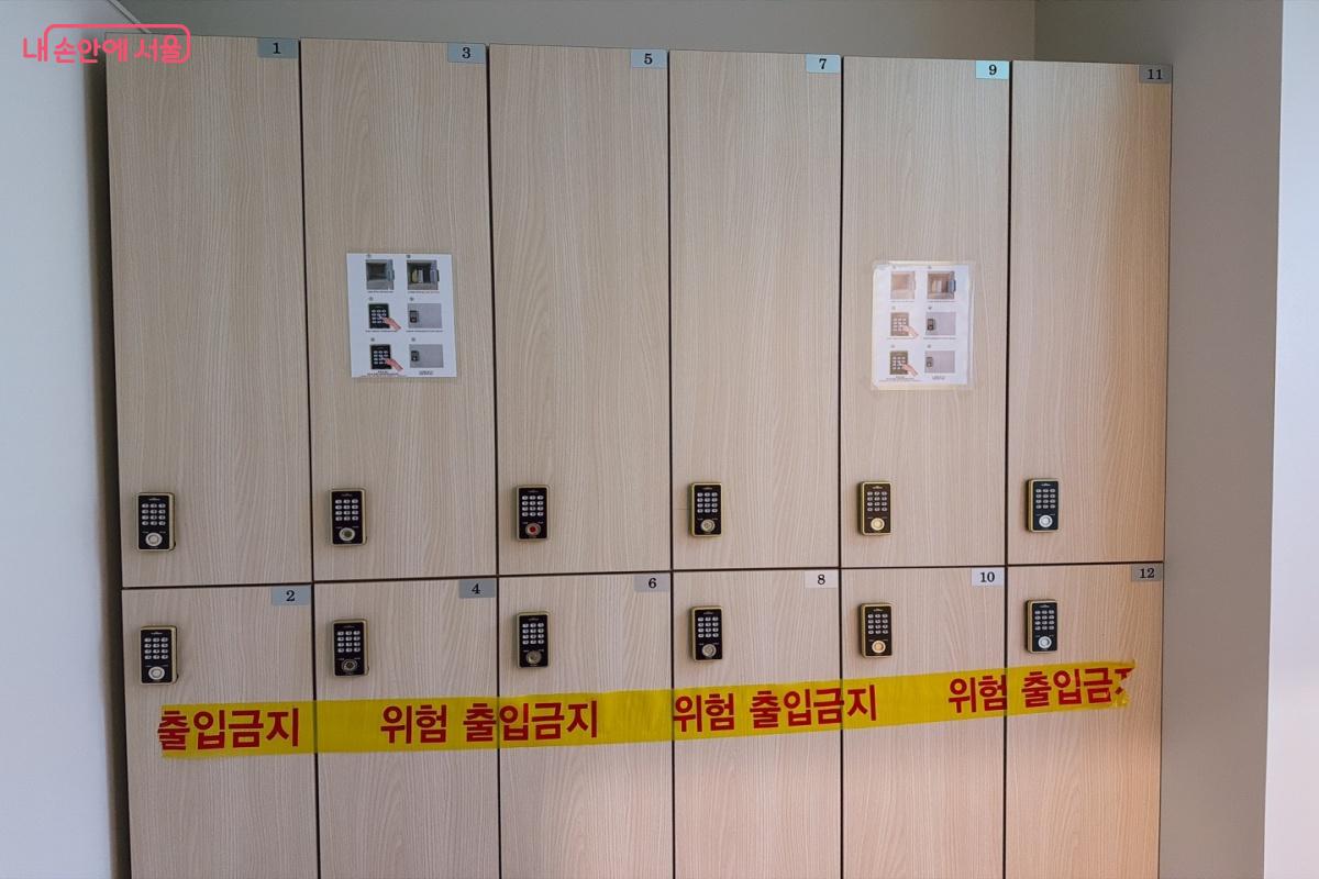 문을 열고 들어서자마자 보이는 물품보관함 &copy;노윤지