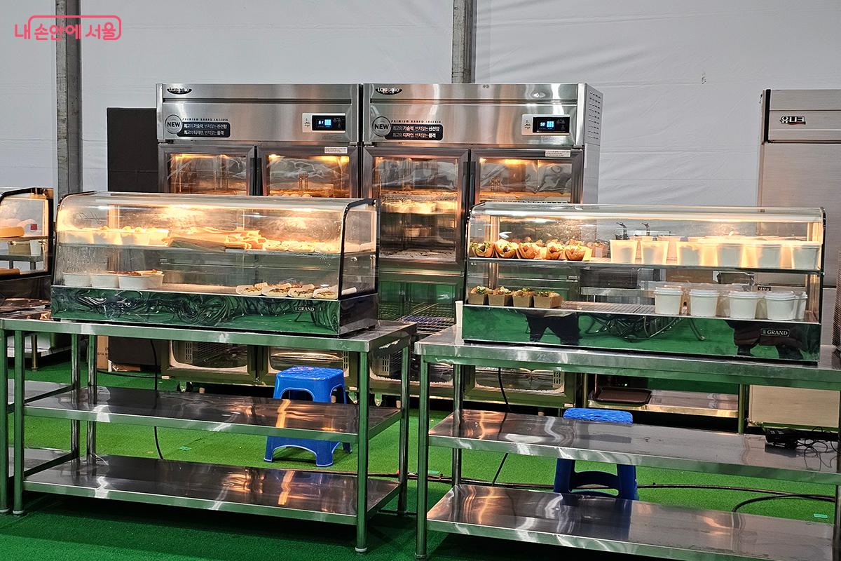 떡볶이와 오뎅, 소시지 등 다양한 먹거리들이 이용객들을 기다린다. &copy;이혜숙