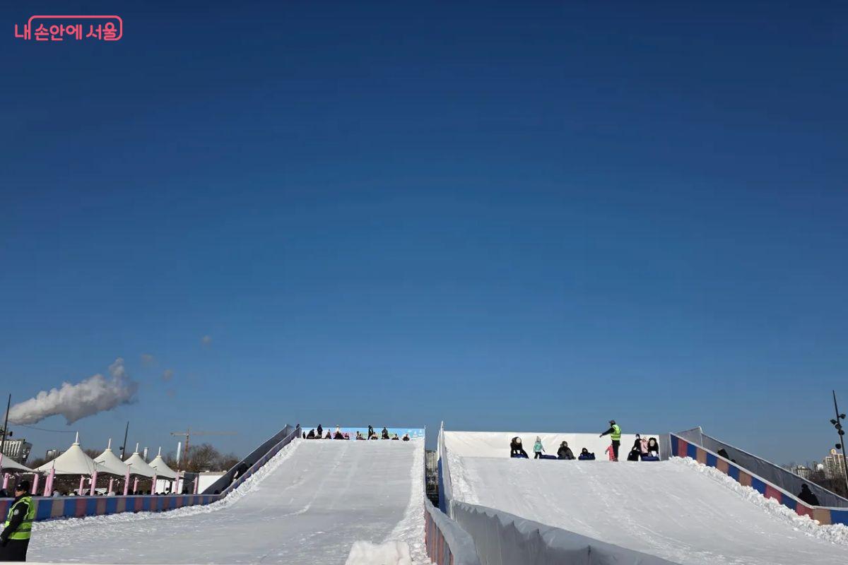 누구나 이용할 수 있는 대형 썰매장과 유아 전용 소형 썰매장이 마련되어 있다. ©김민지