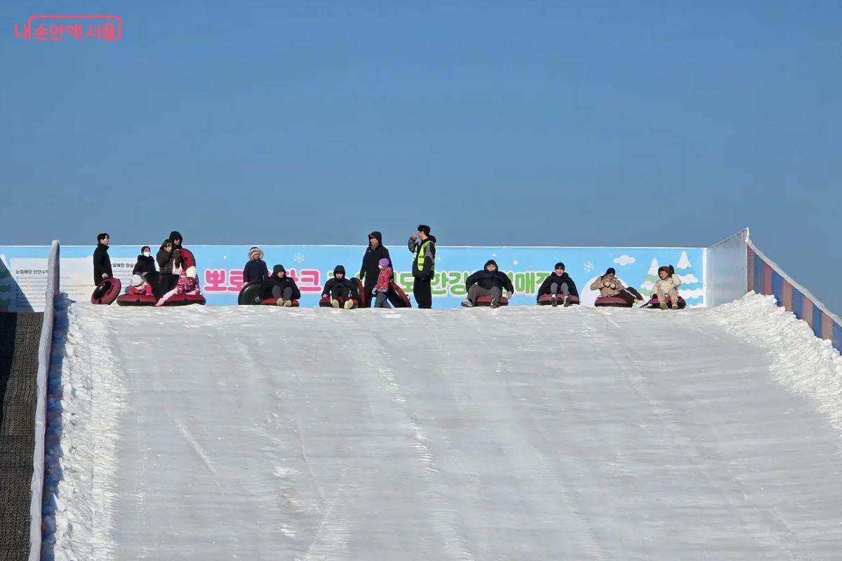 사람들이 안전요원의 안내에 따라 내려가기 위해 대기 중이다. ©김민지
