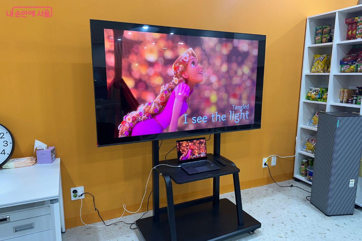 모니터를 활용해 다양한 프로그램도 진행할 수 있다.&copy;김재형