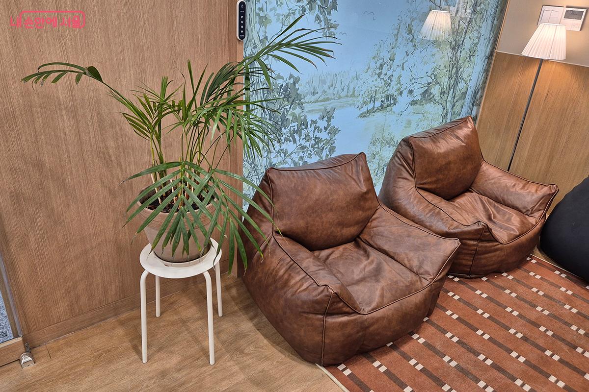 휴식을 취할 수 있는 대형 안락 의자가 설치되어 있다. &copy;이혜숙