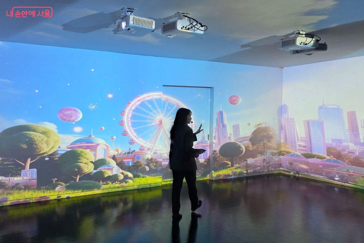 미스터리 놀이터에 입장하면 벽면을 가득 채운 놀이동산 영상이 펼쳐진다.