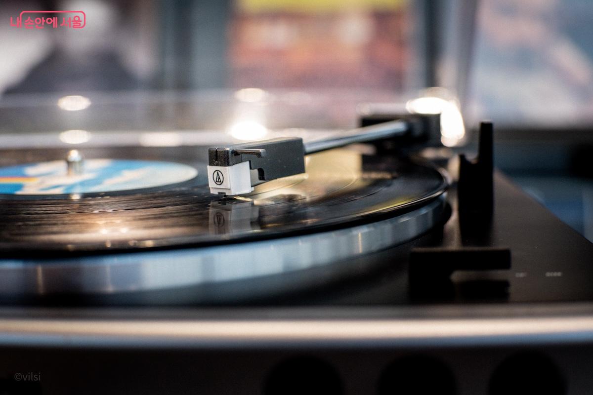 재간정 내부에 청음이 가능한 LP용 턴테이블 체험공간이 있다. &copy;이진형