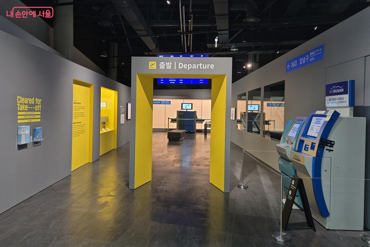 기획전시 <비행을 만드는 순간들>의 입구 &copy;송수연