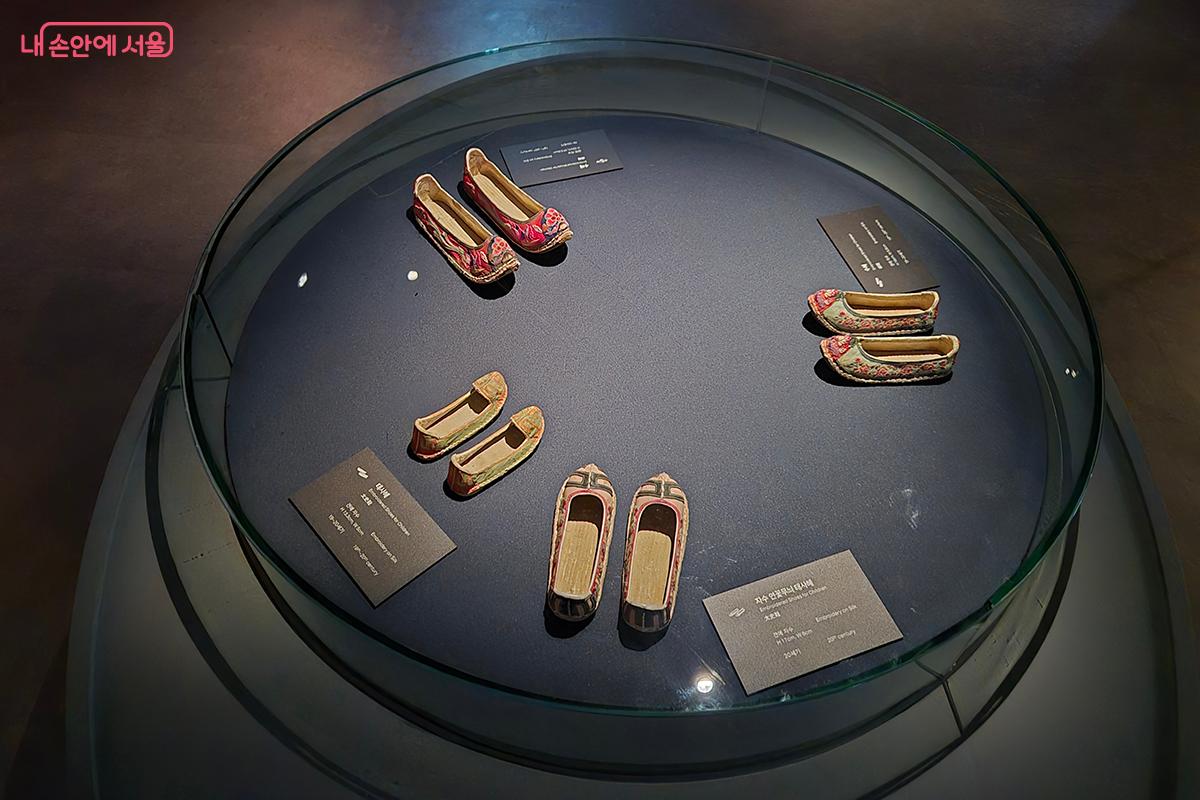 아이들이 병 없이 무사하게 자라기를 바라는 염원이 담긴 자수 꼬까신 &copy;정향선