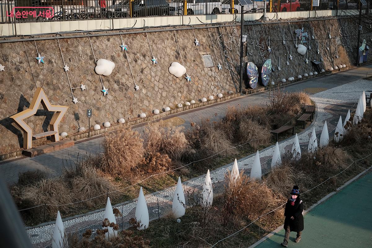 산책로를 따라 러닝이나 산책을 즐기는 시민들 &copy;김아름