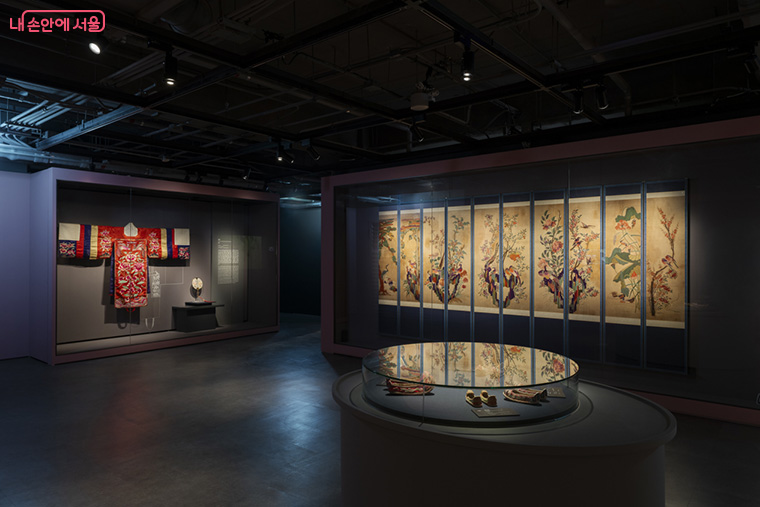 ‘자수, 염원을 그리다’는 전 생애의 염원을 자수라는 매체로 촘촘하게 풀어낸다.