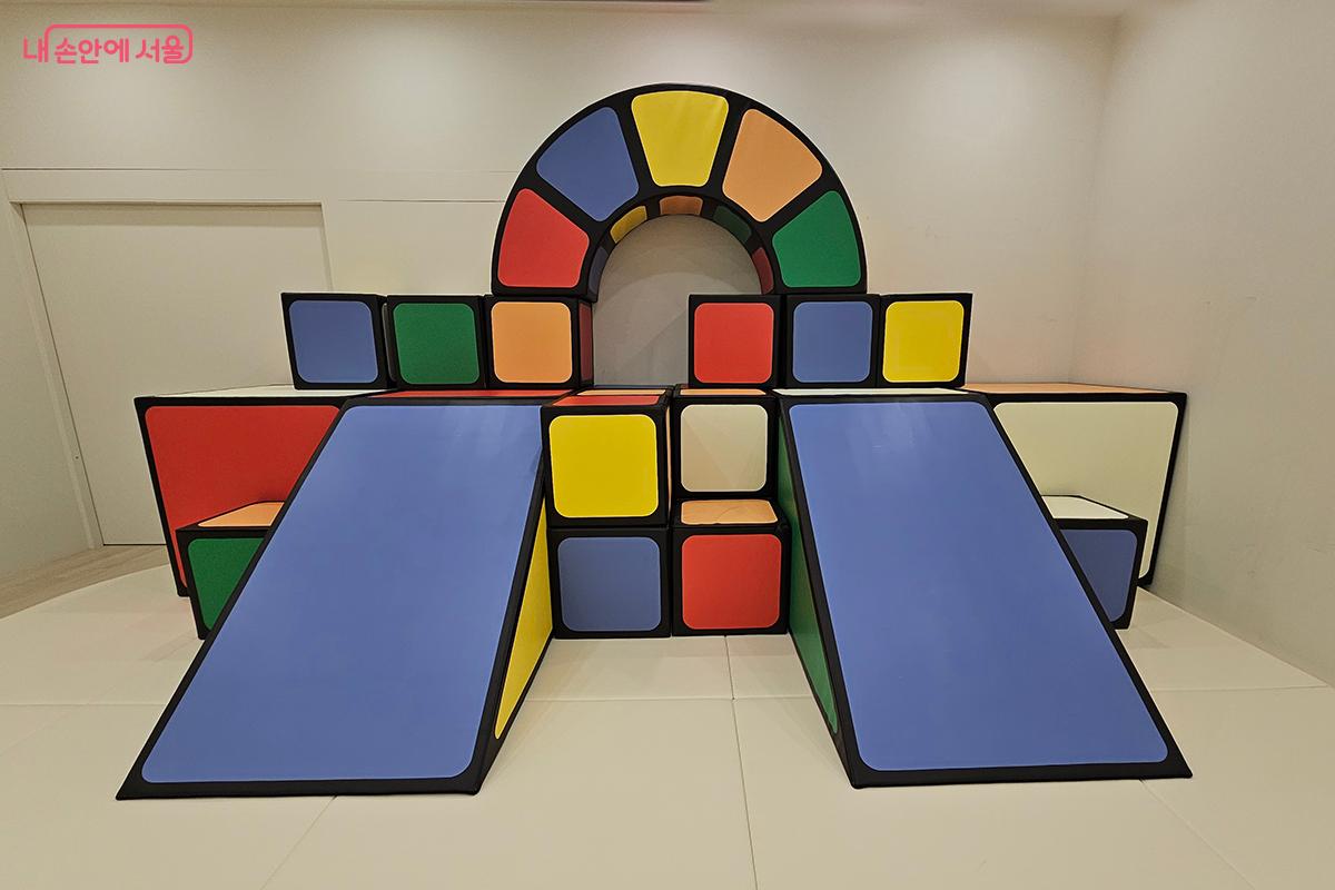 영아의 균형 감각과 두뇌 발달에 도움이 될 헝가리의 &lsquo;루빅스 큐브&rsquo; &copy;백승훈