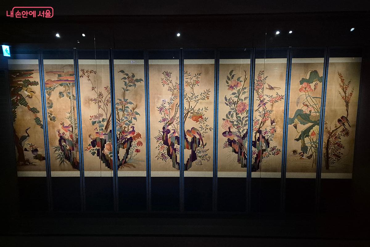 한국 전통적인 궁수 기법으로 제작된 '자수 화조도 병풍' &copy;정향선