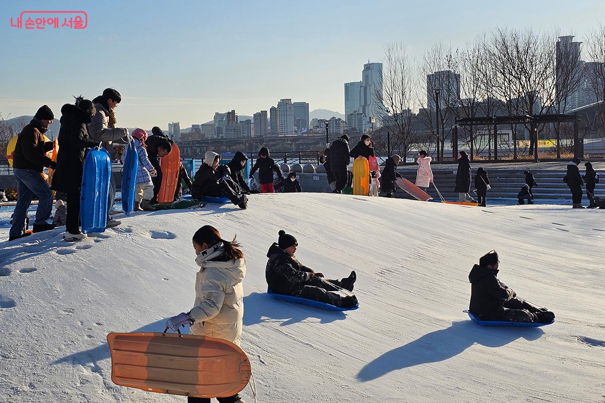 추운 날씨에도 불구하고 많은 시민들이 뚝섬을 찾아 눈썰매를 타며 즐거운 시간을 가졌다. ©이혜숙