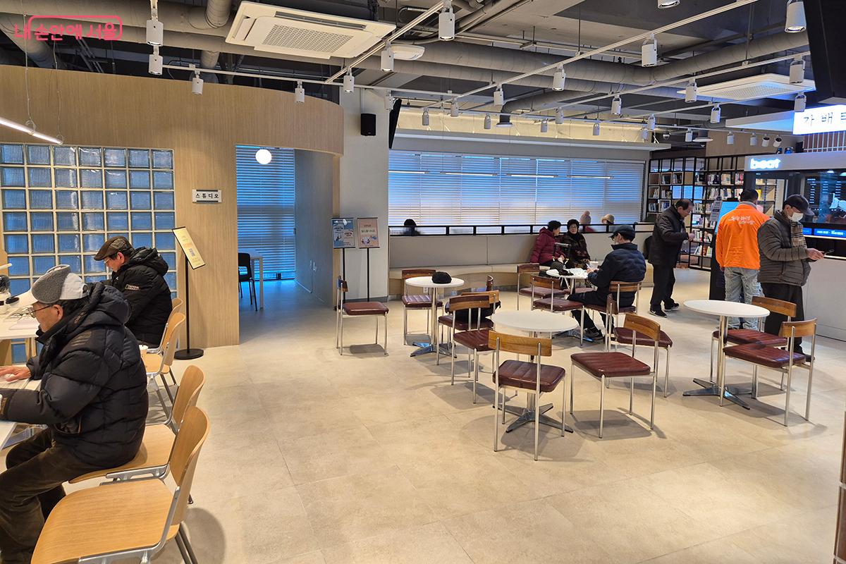 ‘서울디지털동행플라자 강동센터’에서 디지털이 우리 삶을 더 풍요롭고 재미있게 만든다는 사실을 깨닫는다. ©백승훈