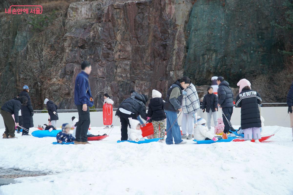 유아들이 이용할 수 있는 눈썰매 구역 &copy;홍혜수  