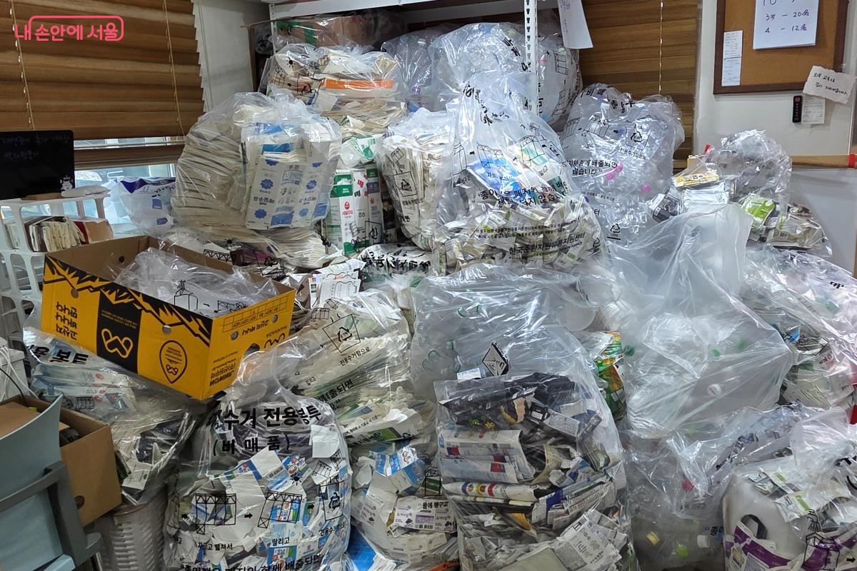 문을 열고 들어서는 순간 한편에 종이팩과 페트병이 가득 쌓여 있었다. &copy;김미선