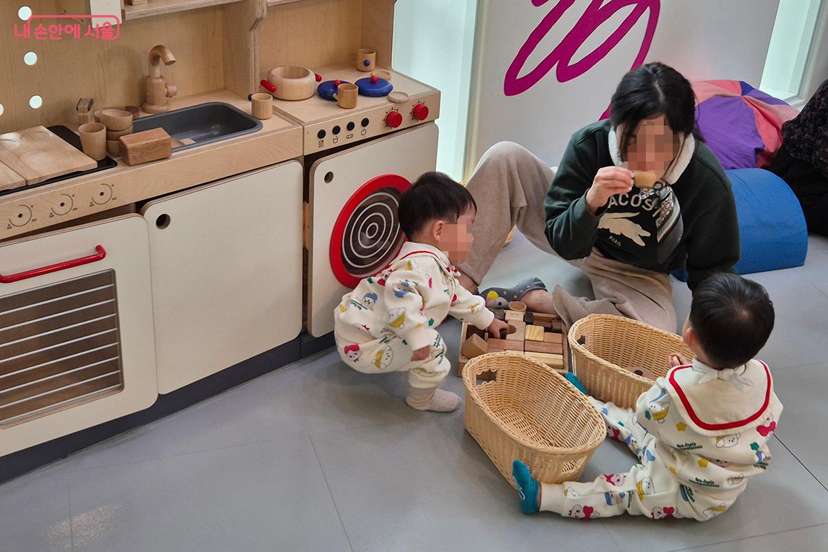 36개월 미만 영아를 위한 전용 공간답게 놀이기구와 체험 공간이 알차게 마련되었다. &copy;백승훈