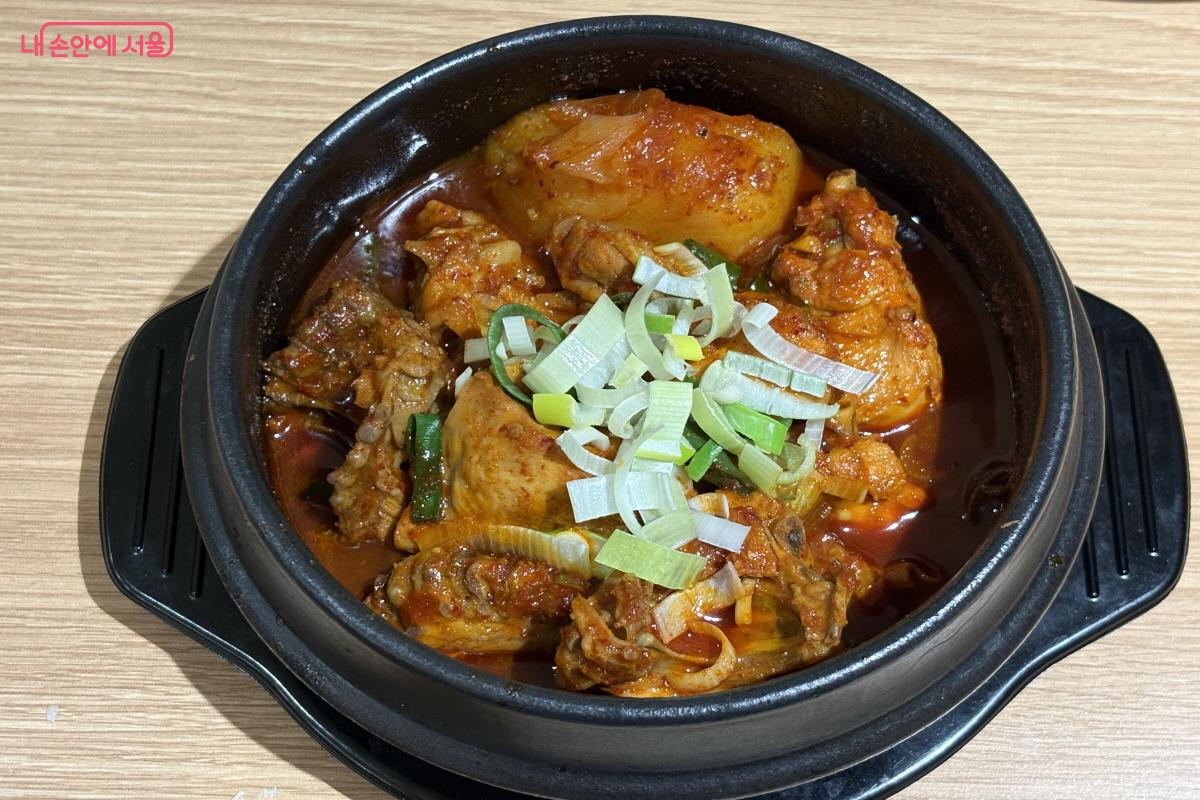 푸짐한 양을 자랑하는 뚝닥뚝닭 닭볶음탕 &copy;조수연