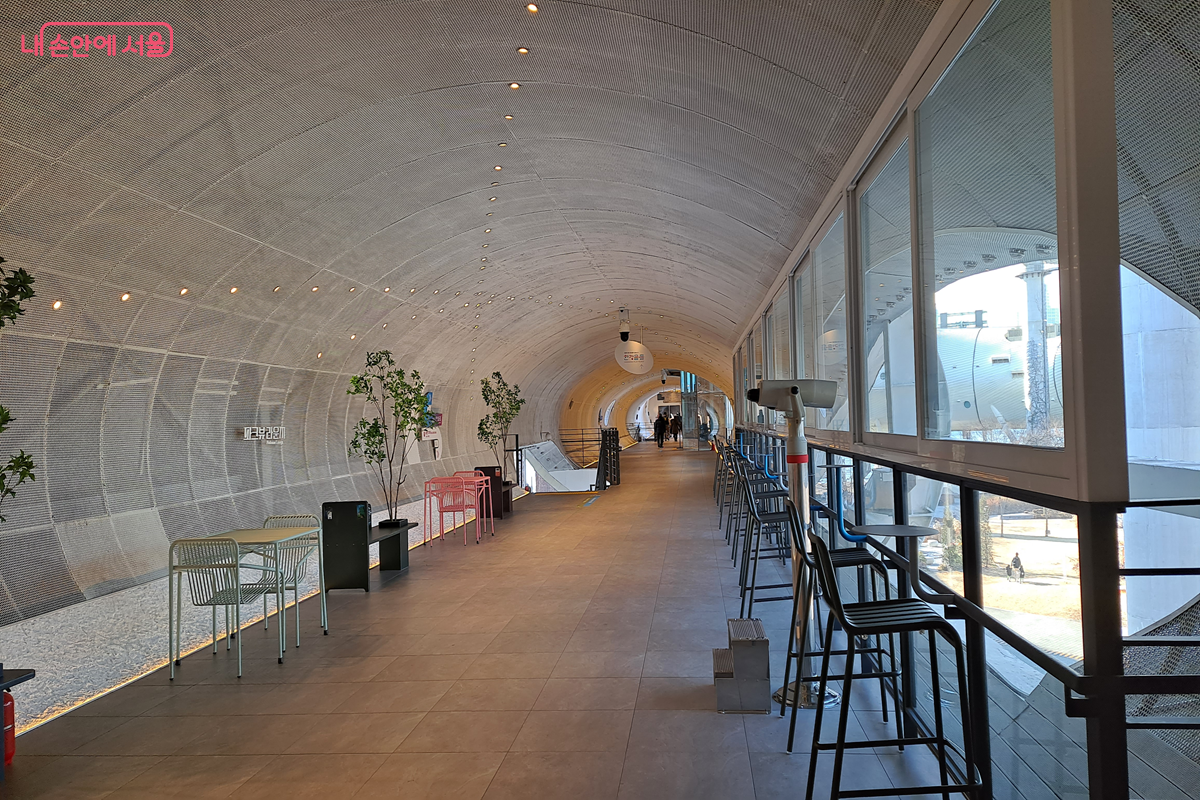 한강변은 물론 N서울타워 조망까지 가능한 1층 파크뷰 라운지 &copy;최철웅