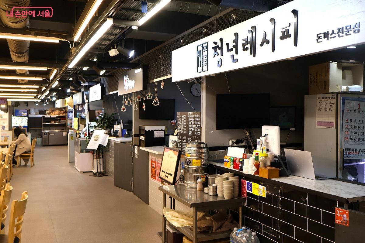 층고가 높고 쾌적하며, 공용 테이블을 사용하는 푸드코트 형식이다. &copy;이봉덕