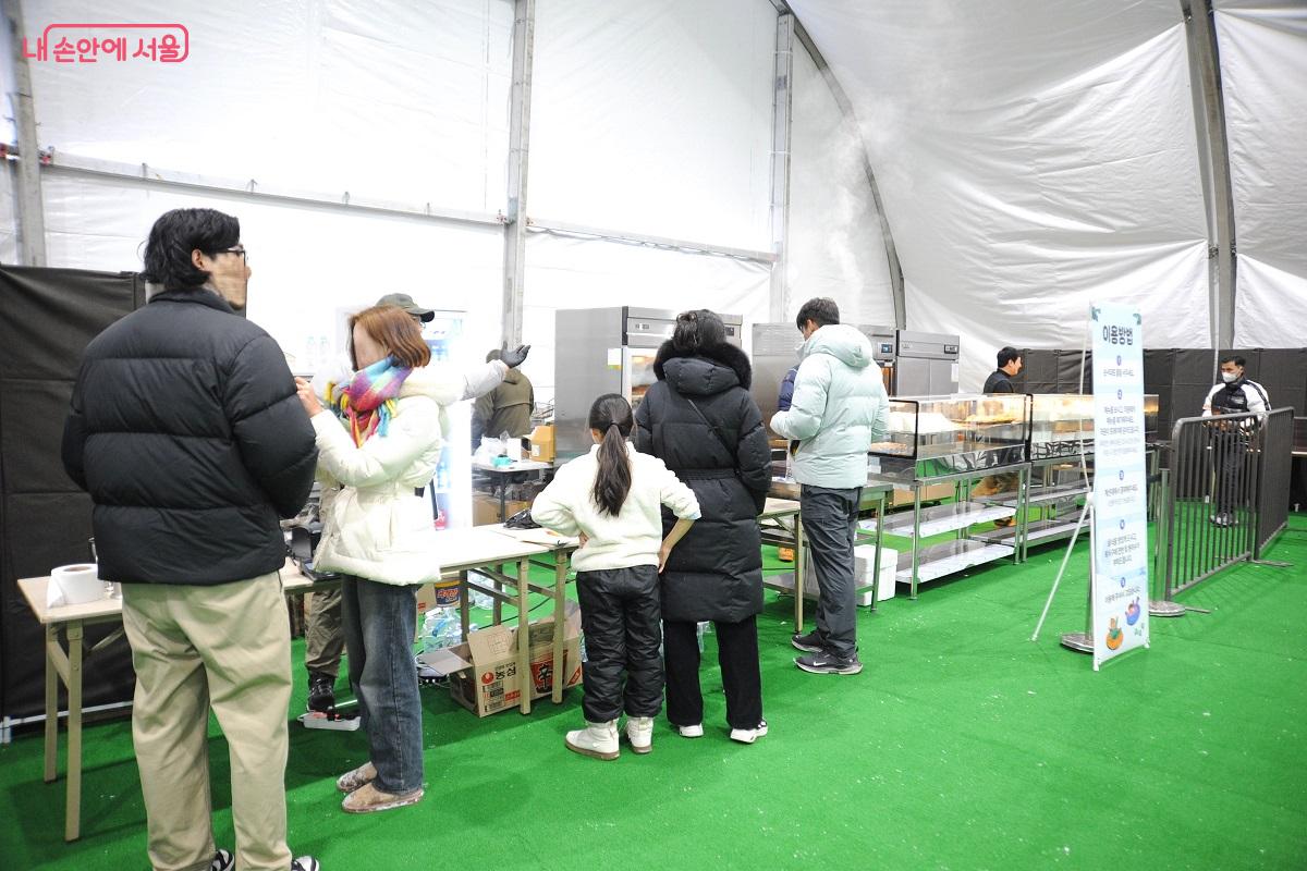 먹거리장터에서는 식사류, 디저트류, 즉석 조리 음식, 음료 등을 판매한다. &copy;조수봉  