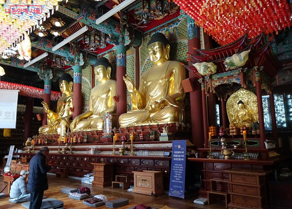국보로 지정된 목조여래좌상이 있는 조계사 대웅전 ⓒ김종성