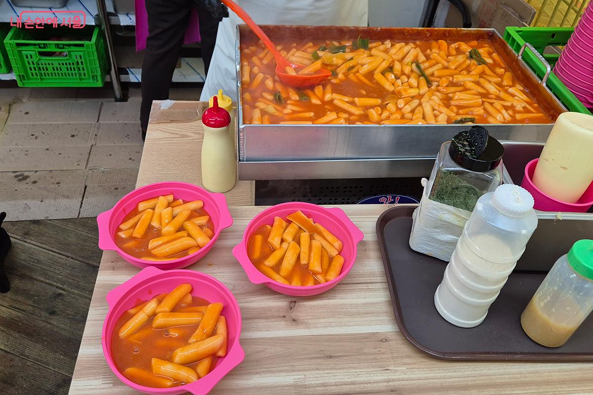 스케이트장에서의 최고 별미는 역시 떡볶이만 한 게 없다. &copy;백승훈