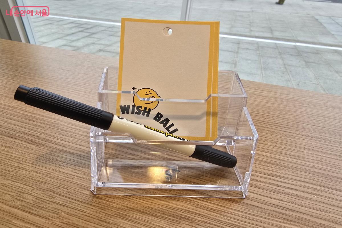 좌석에 있는 펜과 소원을 적는 종이. ⓒ조송연