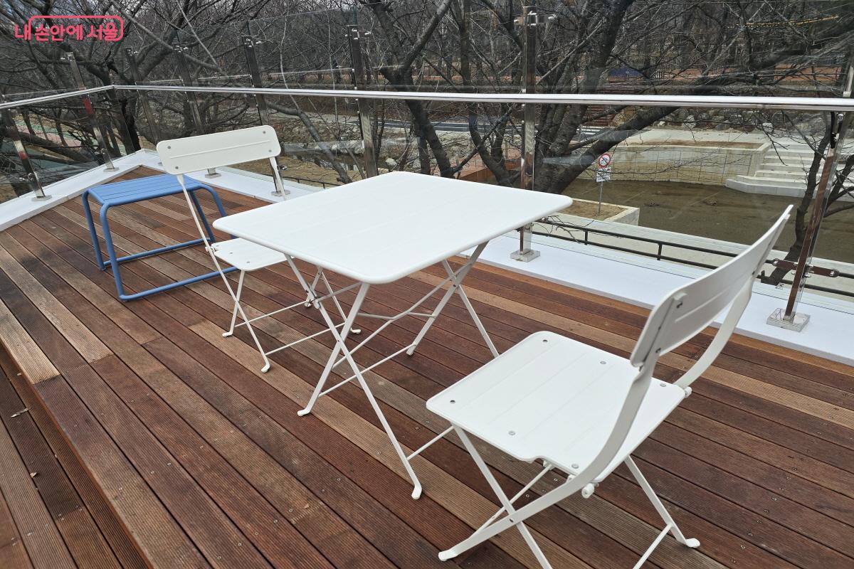 의자에서 여의천을 바라볼 수 있다. ⓒ조송연