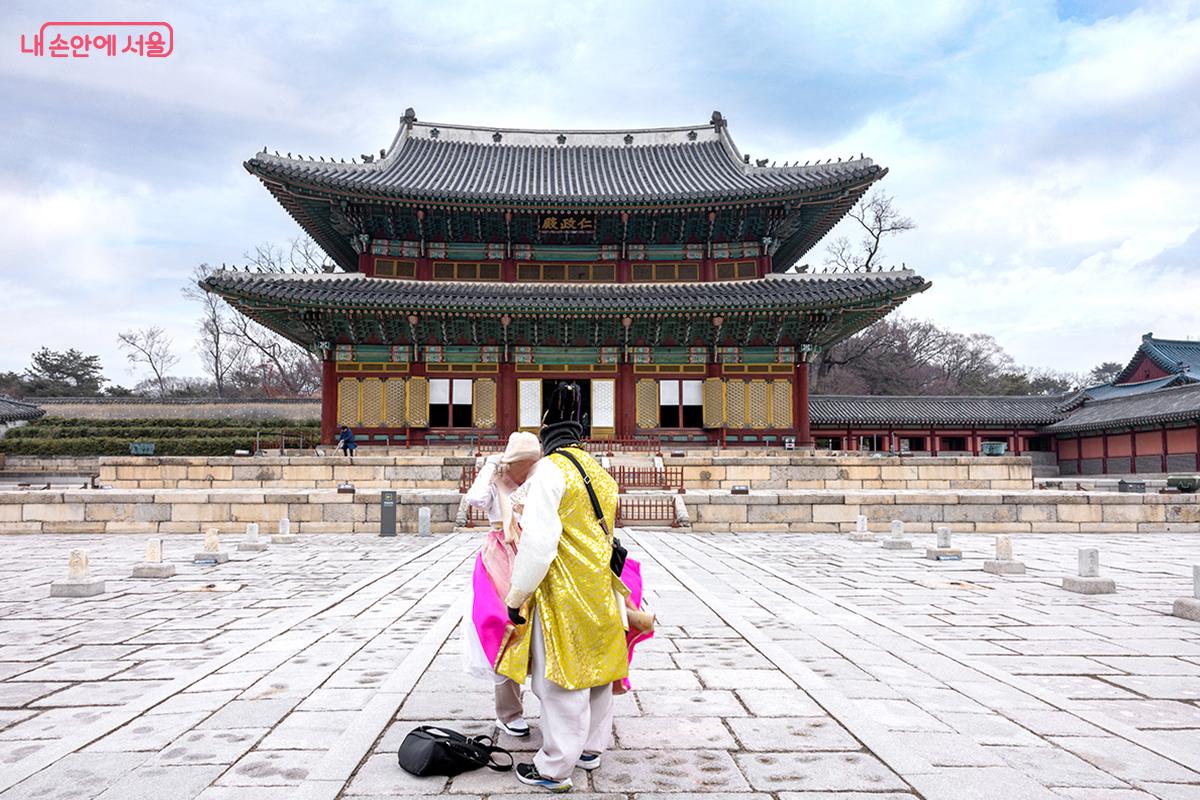 인정전 마당에서 기념사진을 남기는 관람객 ©장신자