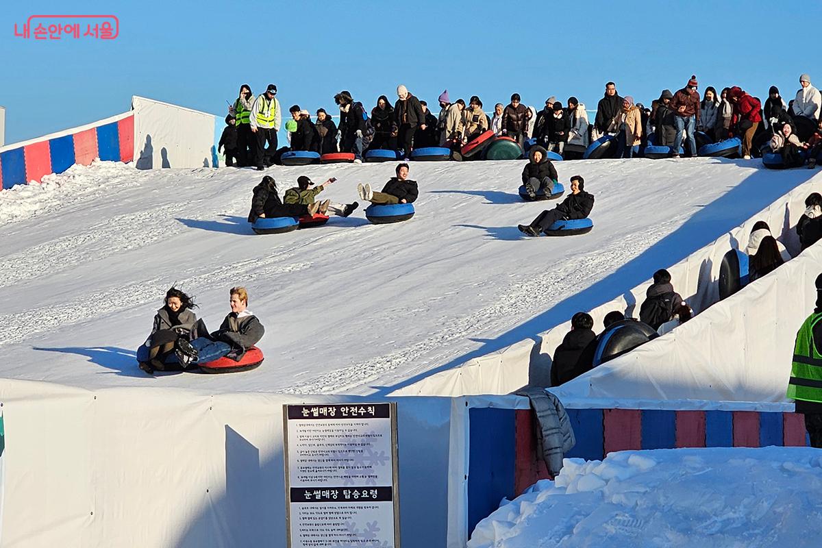 80m 길이의 스릴 넘치는 눈썰매 슬로프의 하얀 눈밭을 가르며 내려오는 순간의 짜릿함은 강렬한 감동을 선사한다. ©이혜숙