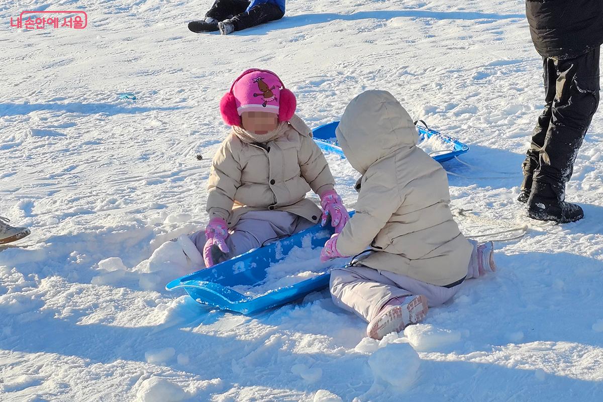 눈썰매 대신 눈사람을 만들며 행복한 추억을 쌓는 아이들의 모습이 사랑스럽다. ©이혜숙