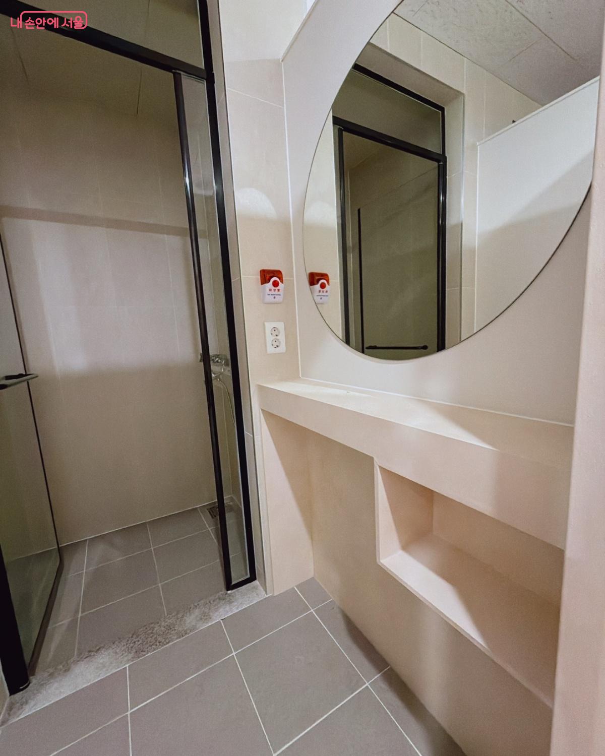 샤워장은 개인 부스 형태이며, 간단한 개인 물품을 놓아 둘 공간이 마련되어 있다. ©노윤지