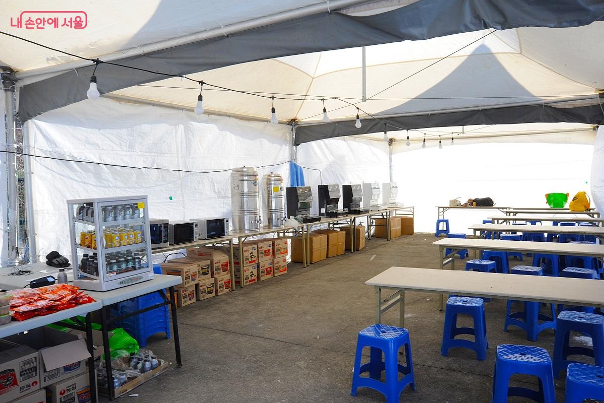야외 매점에서는 한강라면을 맛볼 수 있다. ©조수봉