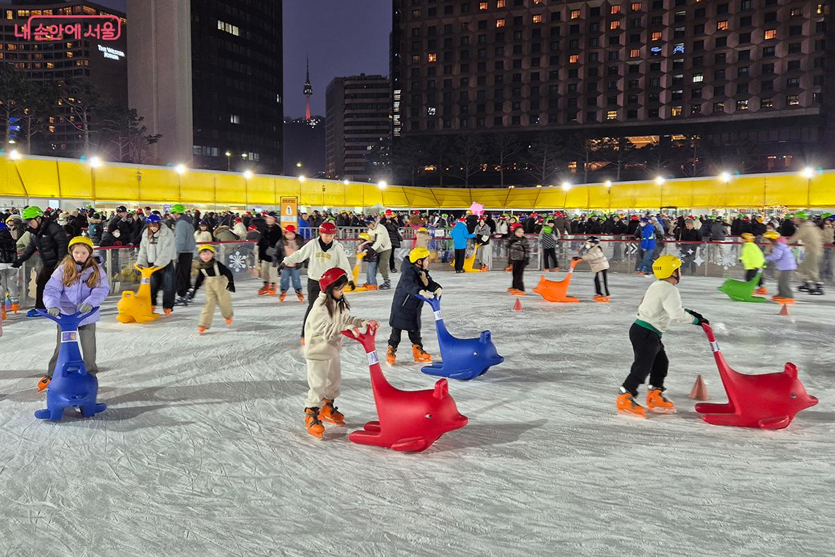 스케이트에 익숙하지 않은 아이들을 위해 돌고래 모양의 보조 기구도 마련되었다. &copy;백승훈
