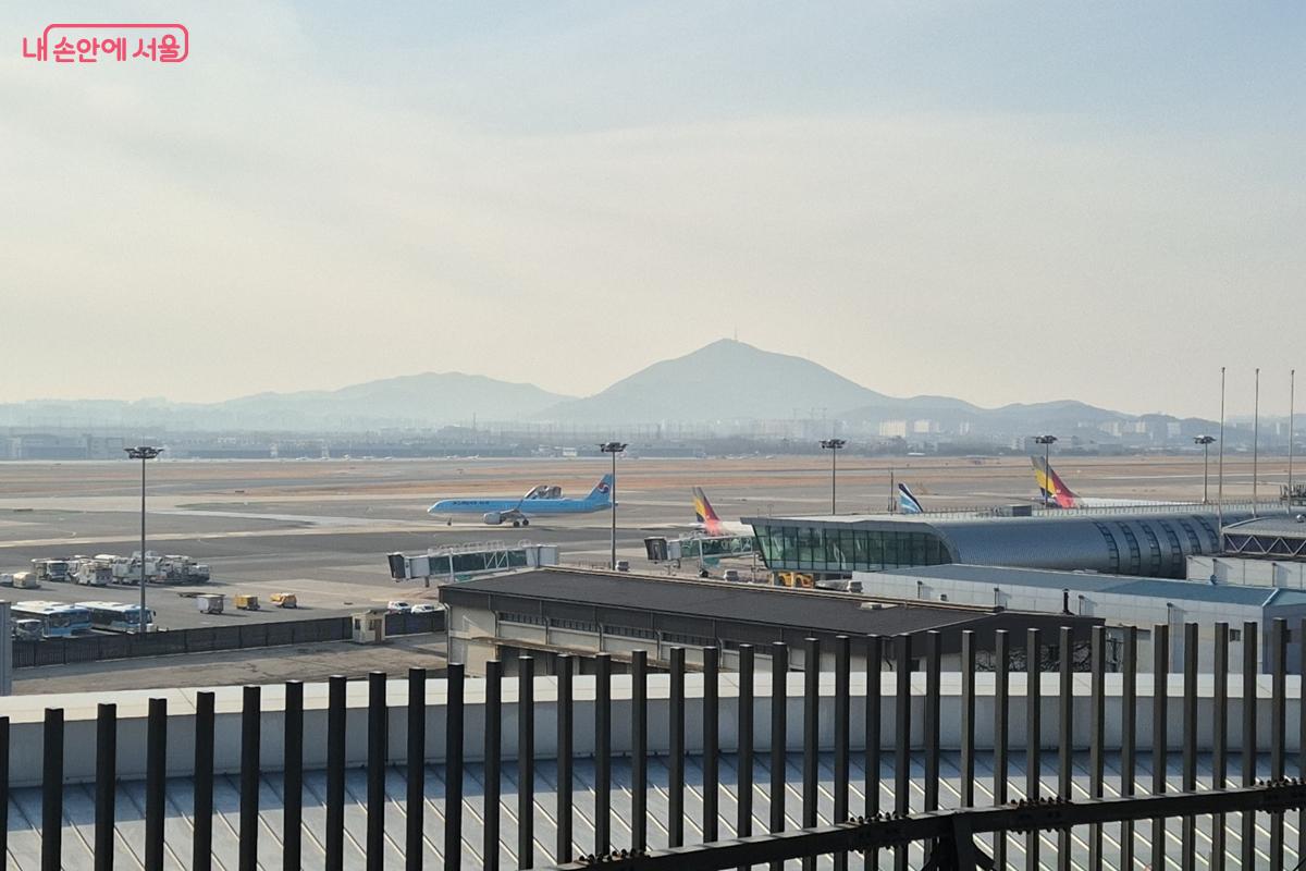 4층 전망대에서 볼 수 있는 실제 항공기. 움직이는 모습을 볼 수 있다. ©송수연