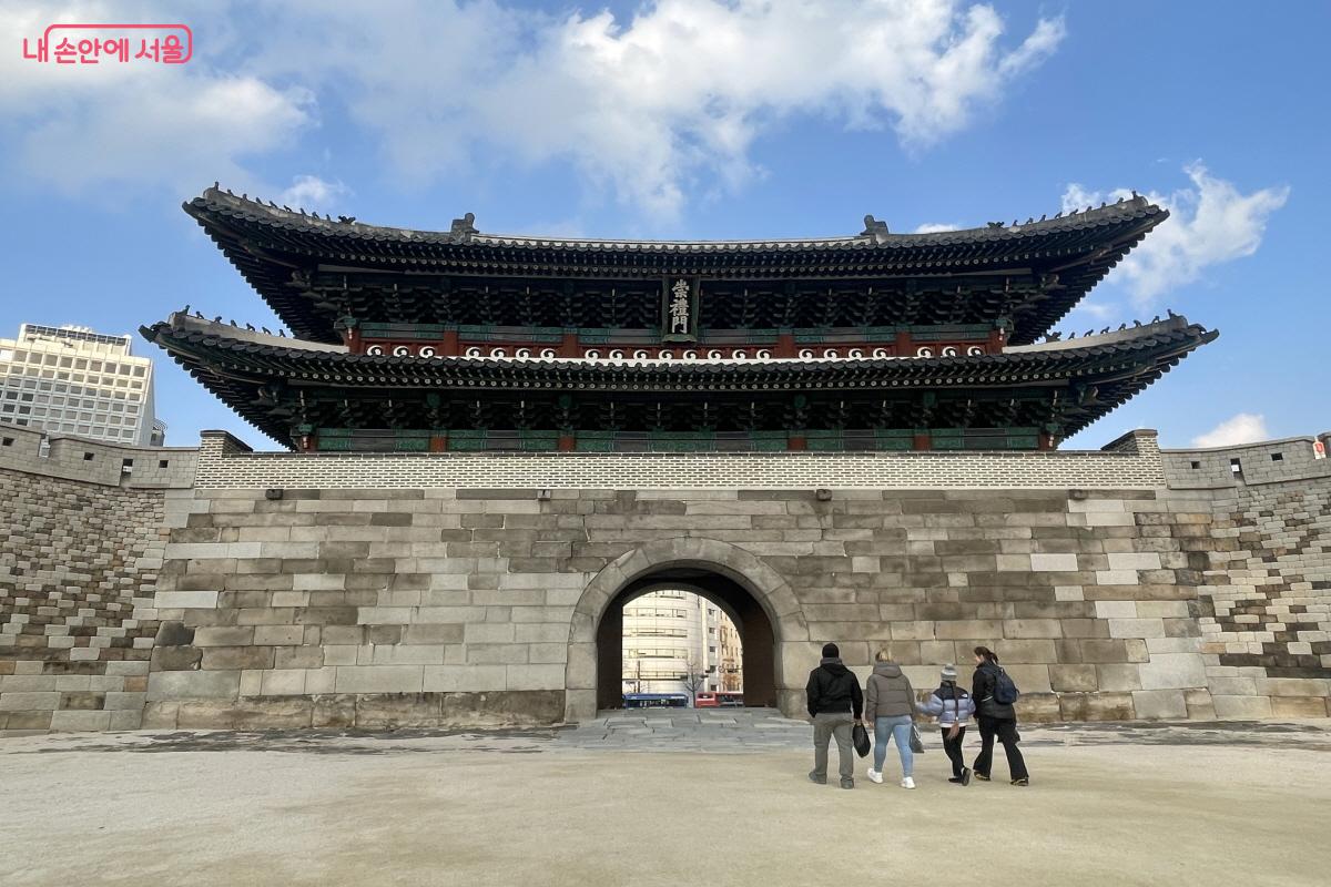 국보 숭례문은 외국인 관광객들의 필수 방문 코스다. ⓒ이정민