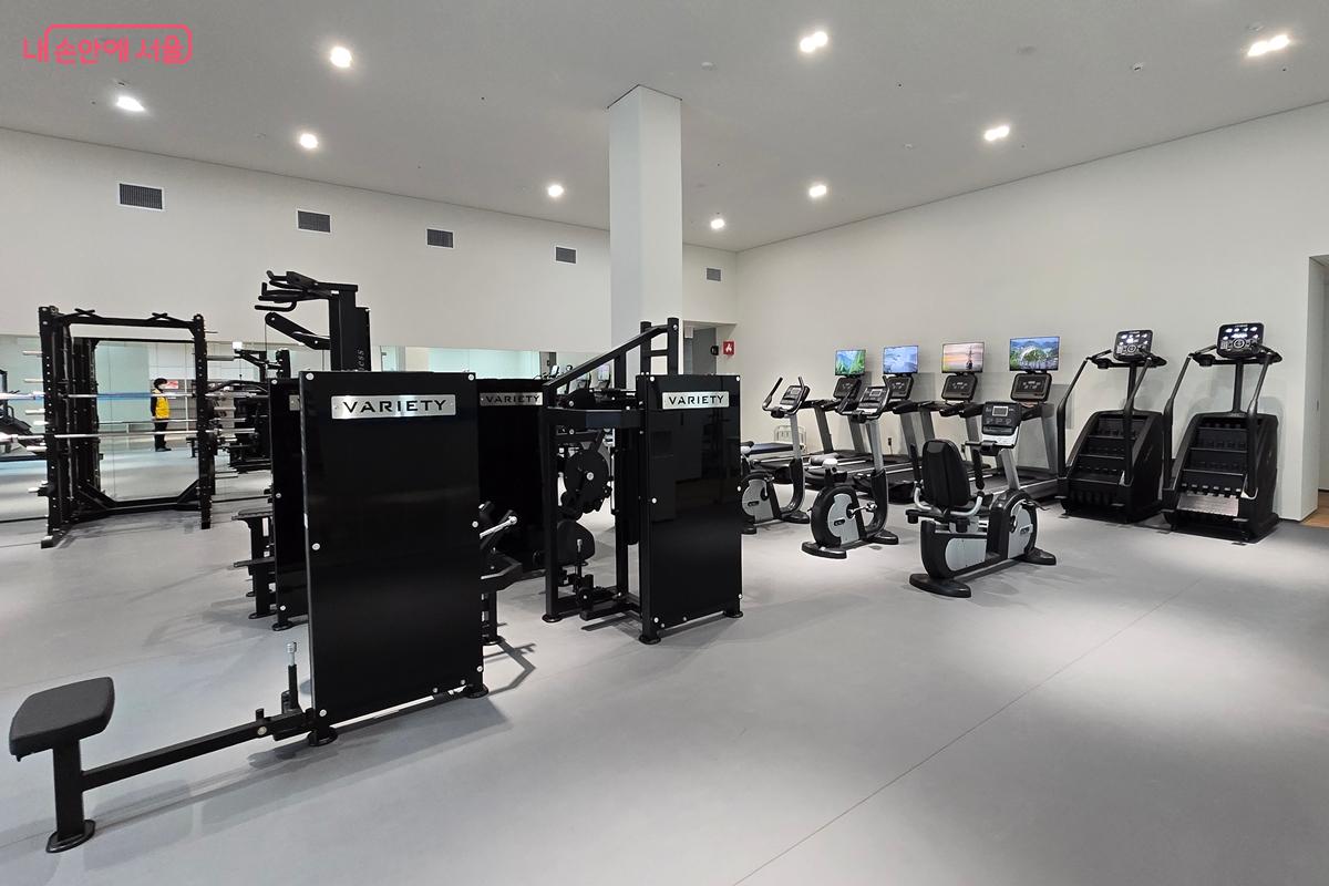 공간을 분리하지 않고 함께 공유되는 운동기구를 사용하고 있다. ©김윤경