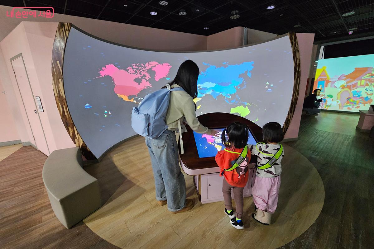 모니터에 나오는 세계지도를 누르면 그 지역의 역사와 풍습 등을 알려준다. &copy;백승훈